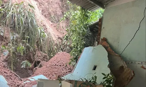 Gia Lai: Sạt lở đất làm sập nhà, 11 người dân được di dời khẩn cấp