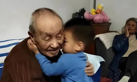 Bài văn "Ông tôi" của cậu bé lớp 2 giành giải Nhì toàn quốc, chỉ 26 chữ nhưng khiến ai cũng rơi lệ