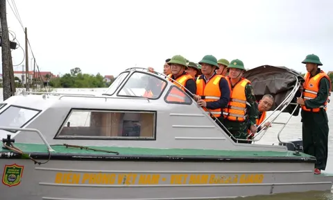 Chủ tịch tỉnh Quảng Trị lội nước, thăm người dân vùng ngập lụt