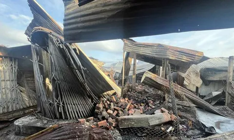 Hiện trường đổ nát ở chợ Bình Dương sau vụ cháy bất ngờ trong đêm