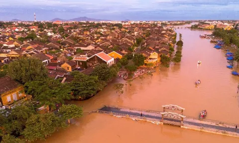 Phố cổ Hội An tấp nập khách nước ngoài sau lũ lịch sử