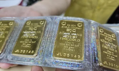 Tối 4-11, giá vàng thế giới rơi thẳng đứng