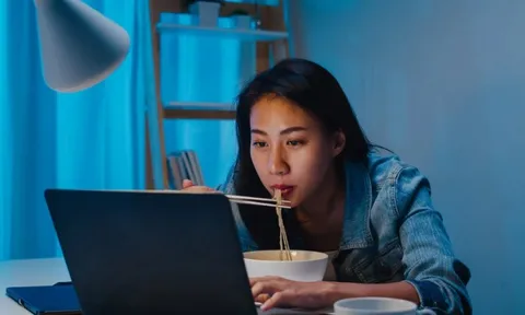 2 khung giờ trong ngày dễ béo hơn cả ăn đêm: Bác sĩ khuyến cáo nên tránh xa, nhiều người nghe xong vội thay đổi thói quen