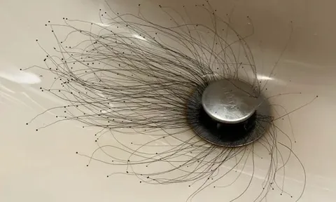 Người đàn ông sốc nặng khi thấy thứ đáng sợ mọc ra từ bồn rửa mặt