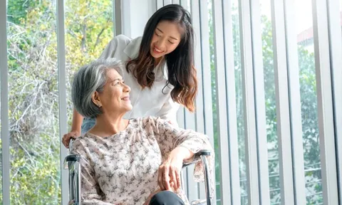 Người phụ nữ nghỉ việc, chăm mẹ bị liệt suốt 12 năm nhưng khi phát hiện di chúc chỉ có tên em trai lại khẳng định: "Tôi không phản đối"