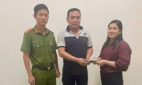 Nhặt túi nilon giữa đường, người phụ nữ phát hiện 150 triệu đồng