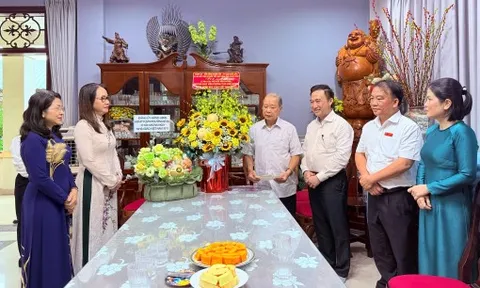 Lãnh đạo TPHCM thăm, chúc mừng gia đình cố nhà giáo Nguyễn Văn Đường