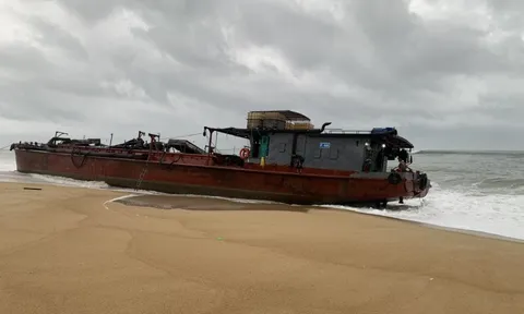 Chuẩn bị phương án cứu hộ tàu hàng chở 2.000 lít dầu mắc cạn ở Quảng Ngãi