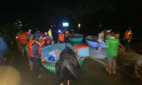 Công an Đắk Lắk chạy đua với lũ dữ, cứu hộ xuyên đêm