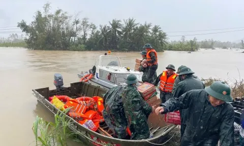 Bộ Quốc phòng ra công điện yêu cầu bằng mọi cách tiếp cận ngay khu dân cư bị ngập sâu, chia cắt