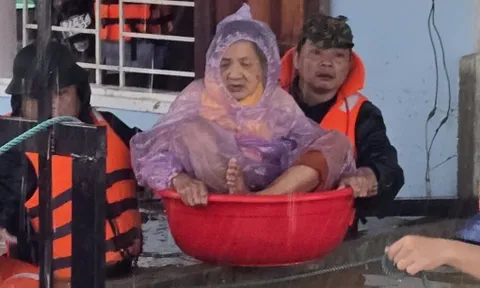 Hỗ trợ khẩn cấp 700 tỉ đồng cho 4 tỉnh khắc phục thiệt hại do mưa lũ