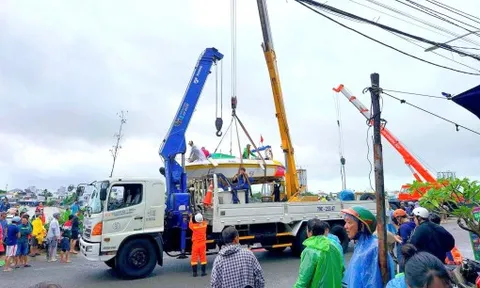 KHPC điều động xe cẩu vận chuyển ca nô cứu hộ hỗ trợ người dân vùng ngập sâu