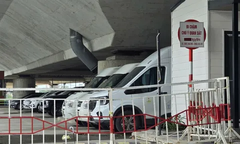 Bãi đỗ xe gầm cầu Trần Thị Lý vẫn bất chấp tối hậu thư, tiềm ẩn nguy cơ cháy nổ