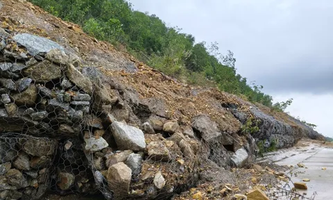 Cận cảnh bùn, đất tràn xuống đường vành đai ngàn tỉ ở Đà Nẵng