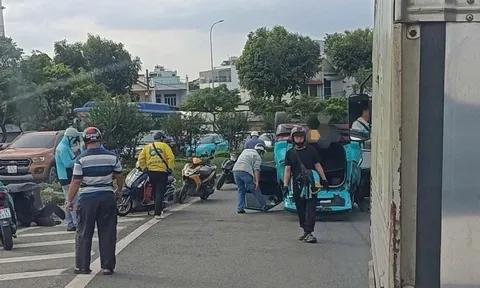 Ô tô "phơi bụng" trên cầu vượt Quang Trung, TPHCM