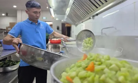 Hàng trăm tình nguyện viên nấu 10.000 suất ăn mỗi ngày cho bà con vùng lũ