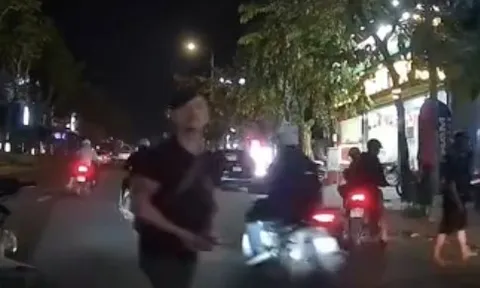 Làm rõ hành vi đập phá ô tô của một thanh niên sau va chạm giao thông