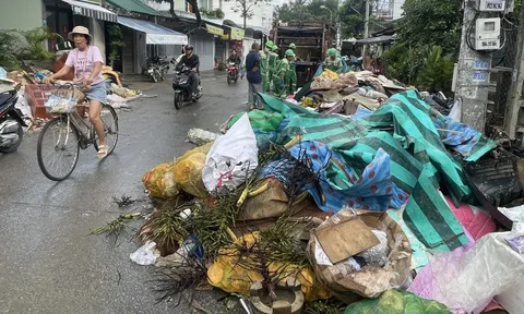 Rác thải sau lũ gây ô nhiễm nghiêm trọng, lo nguy cơ dịch bệnh