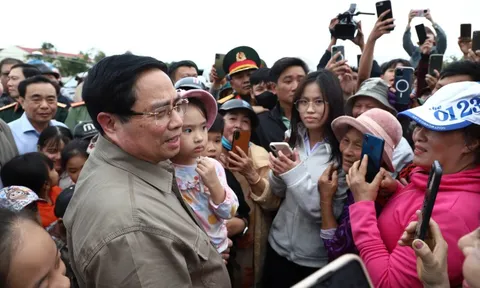 Thủ tướng thăm hỏi, động viên người dân vùng "rốn lũ" Đắk Lắk