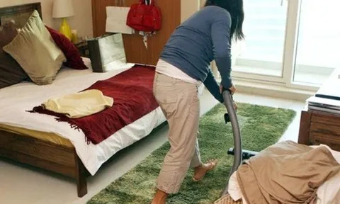 Bà giúp việc xin nghỉ đột ngột, trước khi đi bà chỉ nói: "Cô nên cảnh giác với bố chồng"