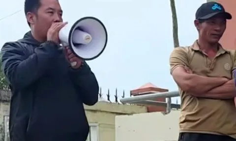 Trưởng thôn đi chân đất phát quà cứu trợ, không cần giấy vẫn nhớ tên 3.000 người dân