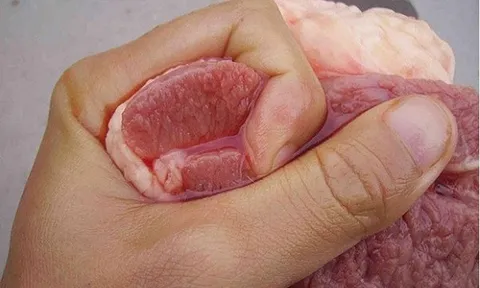 Đi chợ gặp thịt lợn có 5 dấu hiệu này hãy bỏ qua luôn, tuyệt đối không mua