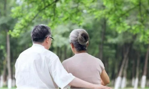 65 tuổi, lương hưu 37 triệu đồng/tháng, cụ ông vẫn làm bảo vệ, không yên tâm "an nhàn tuổi già": Tôi không muốn tụt hậu với đời!