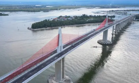 Cầu vượt cửa biển lớn nhất miền Trung đã xây xong, vì sao không thông xe?