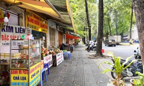 Để xe lấn chiếm vỉa hè tại TPHCM có thể bị trừ điểm giấy phép lái xe