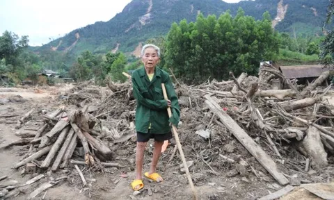 Vợ chồng cụ ông 89 tuổi thoát chết trong gang tấc giữa mưa lũ, sạt lở đất