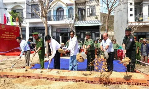 Xây, sửa nhà để người dân vùng lũ kịp đón Tết