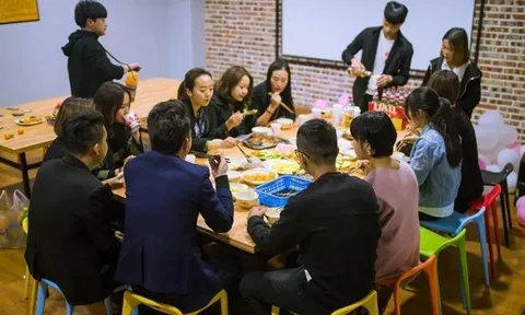 Đi họp lớp gặp lại lớp trưởng từng thích tôi, anh ta bao cả quán, mừng mỗi người 1 triệu, riêng tôi nhận phong bao kỳ lạ