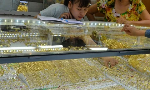 Sáng 2-12, giá vàng miếng SJC và vàng nhẫn giảm mạnh, rời đỉnh lịch sử