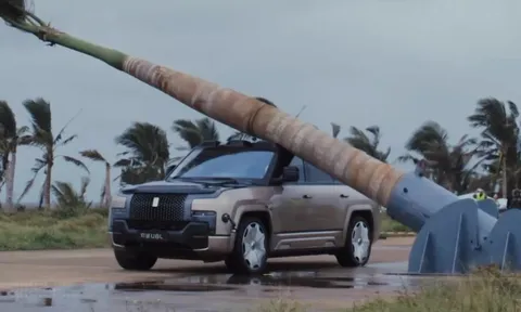 Thử nghiệm cây đổ vào thân xe để khoe độ cứng của Yangwang U8