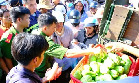 Công an tỉnh Lâm Đồng hỗ trợ gần 34 tấn rau củ cho người dân bị ảnh hưởng bão lũ