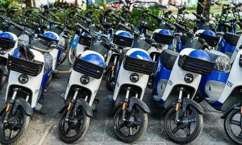 Người dân hào hứng trải nghiệm xe điện 2 bánh công cộng ở Hà Nội 