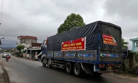 Bà con rốn lũ Hòa Thịnh xúc động nhận quà từ đất mũi Cà Mau 