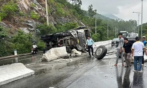 Khánh Hòa: Xe tải lật trên đèo Cù Hin, đường nối sân bay Cam Ranh ách tắc