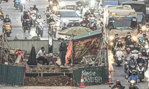 Lô cốt dày đặc giữa phố, người Hà Nội chật vật di chuyển trong làn đường hẹp