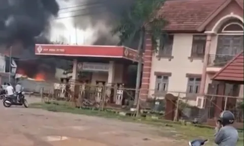 Cháy nhà kho sát cây xăng ở TPHCM