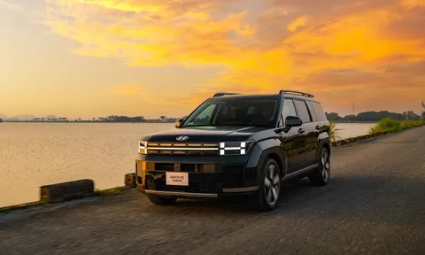 Hyundai Santa Fe có thêm bản Hybrid, giá gần 1,37 tỷ đồng