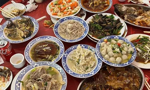 Đi làm shipper mà về quê “nổ” làm giám đốc: Sự thật hé lộ qua tờ thanh toán tiệc tất niên