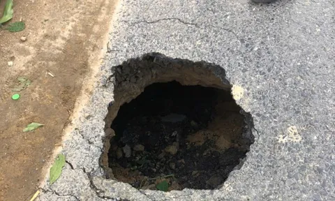 TP Huế: Xuất hiện hố sụt chưa rõ nguyên nhân trên quốc lộ