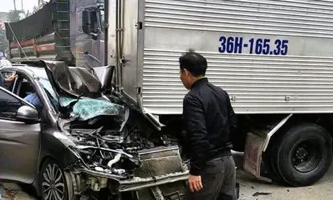 6 ô tô tông liên hoàn trên Quốc lộ 1A, 1 ô tô bẹp dúm