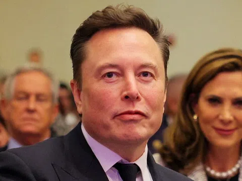 CEO TikTok tích cực nhắn tin cho Elon Musk