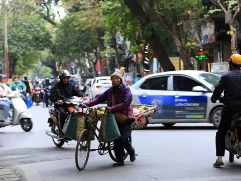 Hà Nội bước vào đợt rét đậm, người lao động vật lộn mưu sinh trong thời tiết lạnh giá 10 độ C