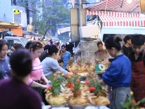 Người Hà Nội chen chân ở chợ từ sớm để mua đồ cúng trong ngày tiễn ông Táo về trời