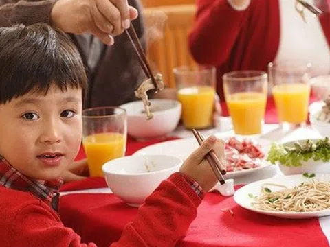 Cha mẹ tranh thủ dạy con những điều này thì Tết nhất "nở mày nở mặt", đi đâu cũng được khen gia giáo