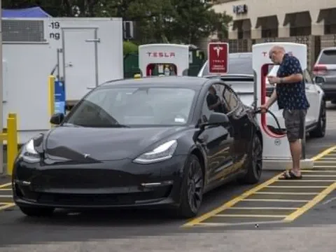 Canada dọa áp thuế nhập khẩu 100% với Tesla