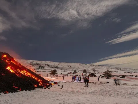 Du khách phớt lờ lệnh cấm liều mình chiêm ngưỡng dung nham núi lửa Etna